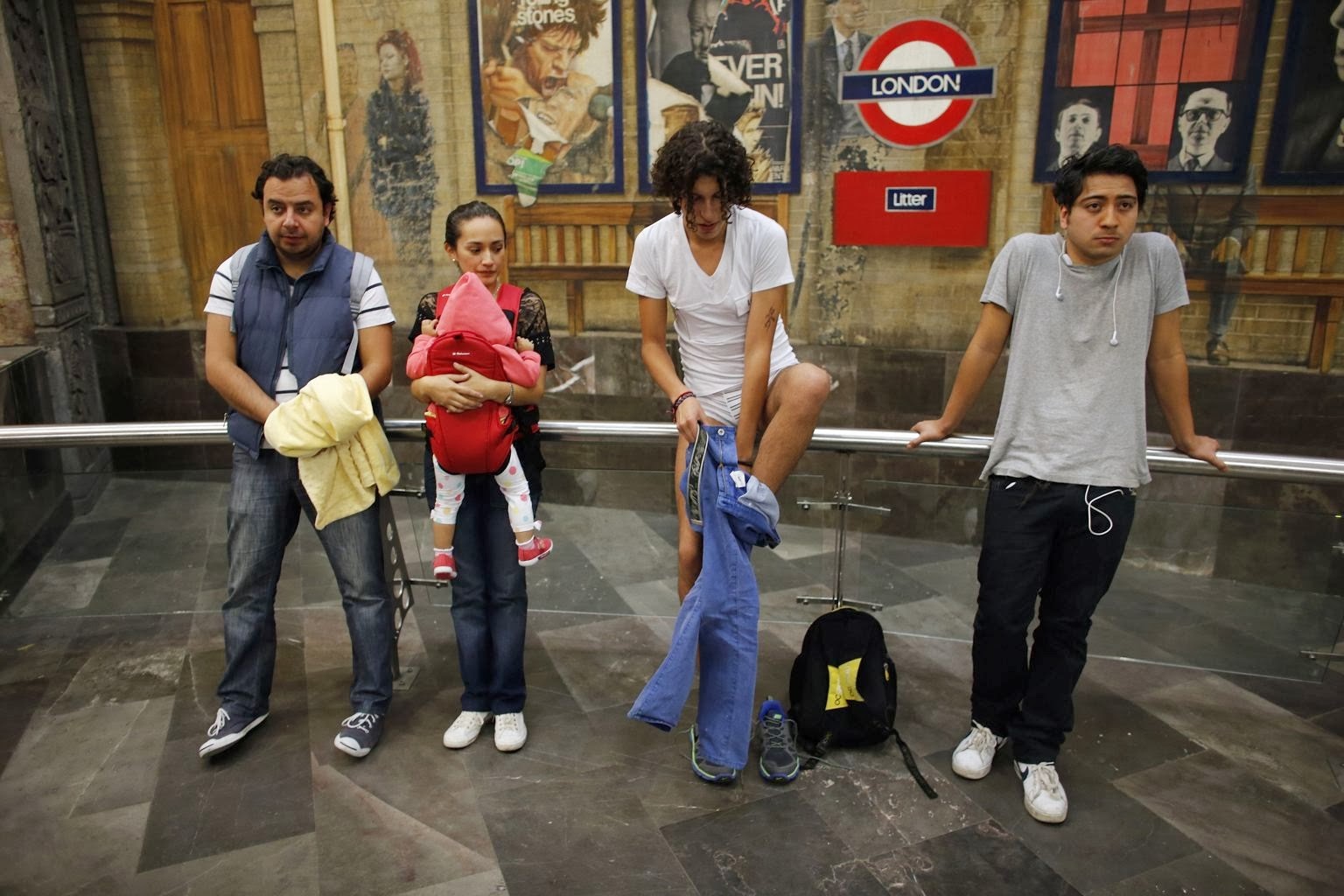 Книга продавец без штанов. Дети в Мехико в метро. Improve everywhere no Pants.