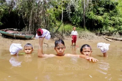 Anak-anak SD Ini Berenang di Sungai Demi ke Sekolah