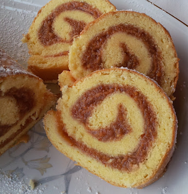 Rulada cu gem de gutui si migdale./Rotolo con marmellata di mele cotogne ed mandorle.