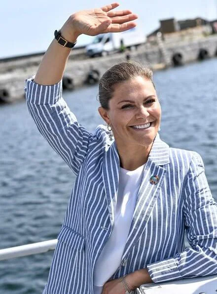 Crown Princess Victoria wore Lexington Kavaj frida llinen blazer, Rizzo Altea pumps an a white trousers