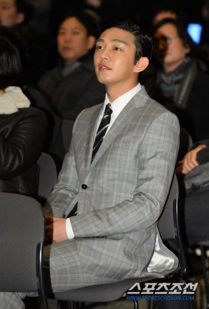 올해의 영화상 남우주연상 유아인 | 인스티즈