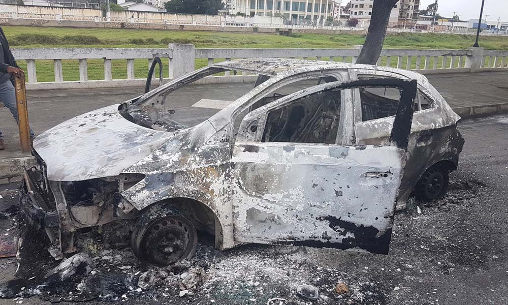 Veículo pega fogo na Avenida Orlando Oliveira Pires em Jacobina