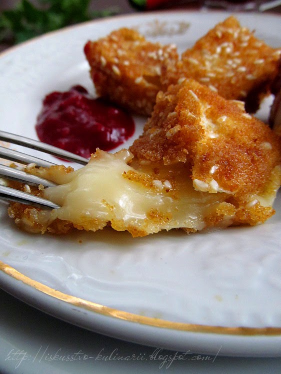 запеченный камамбер с гренками. камамбер в сухарях. сыр камамбер в духовке с сухариками. жареный камамбер. сыр камамбер с сухарями.