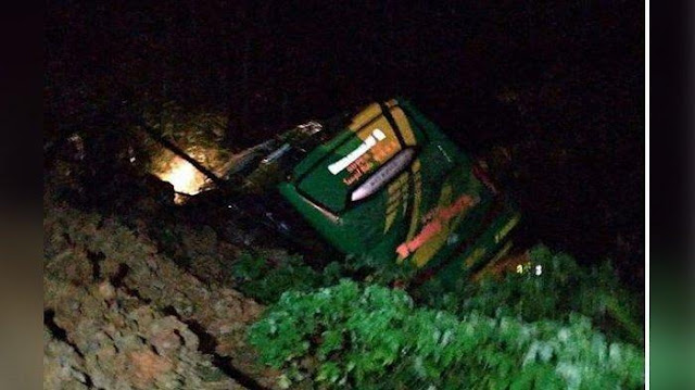 Innalillahi, Longsor Sitinjau Lauik-Padang Seret 2 Mobil dan 1 Bus Isi 30 Orang Innalillahi, Longsor Sitinjau Lauik-Padang Seret 2 Mobil dan 1 Bus Isi 30 Orang