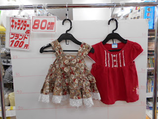 １００円子供服80㎝の花柄ワンピース茶色と赤いＴシャツ