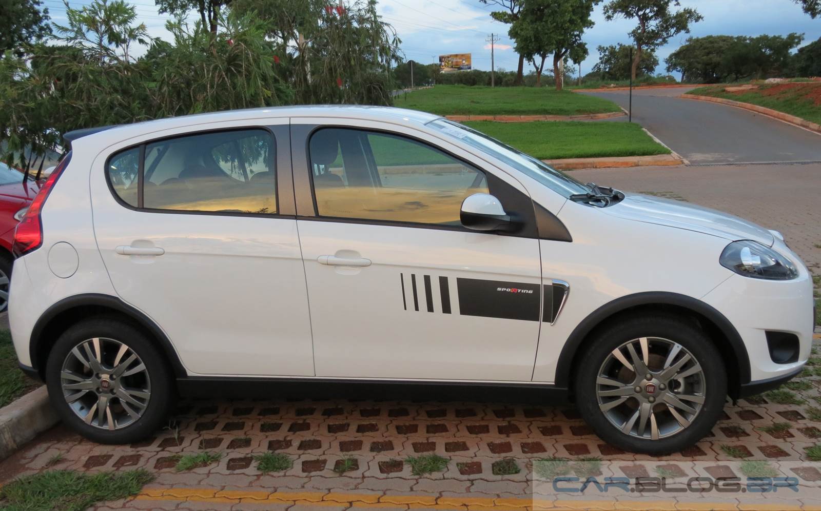 Fiat Palio Sporting 2015: vídeo, consumo e ficha técnica
