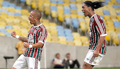 Com passe do estreante Ronaldinho Gaúcho, Fluminense faz 1x0 no Grêmio e volta ao G-4. 