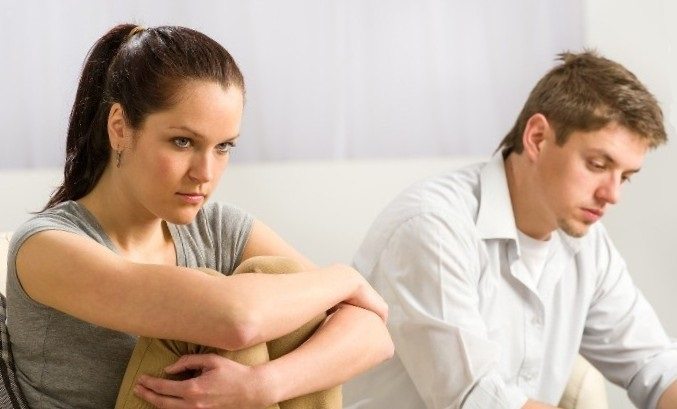 Отношения мужчины и женщины. Муж утешает жену. Стоит ли спасать отношения. Влюбленность в себя. Нужно ли спасать отношения.