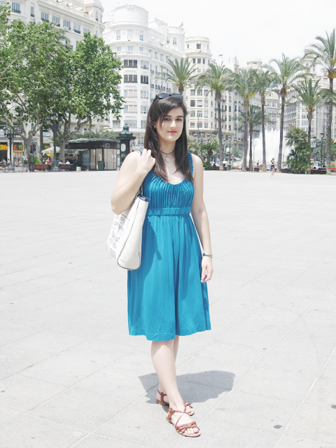 something fashion blogger Valencia stroll downtown, bloggerdemoda streetstyle blue dress summer spring inspiration, fencing club towel drawing fencer, what to wear to go out with your friends for a walk