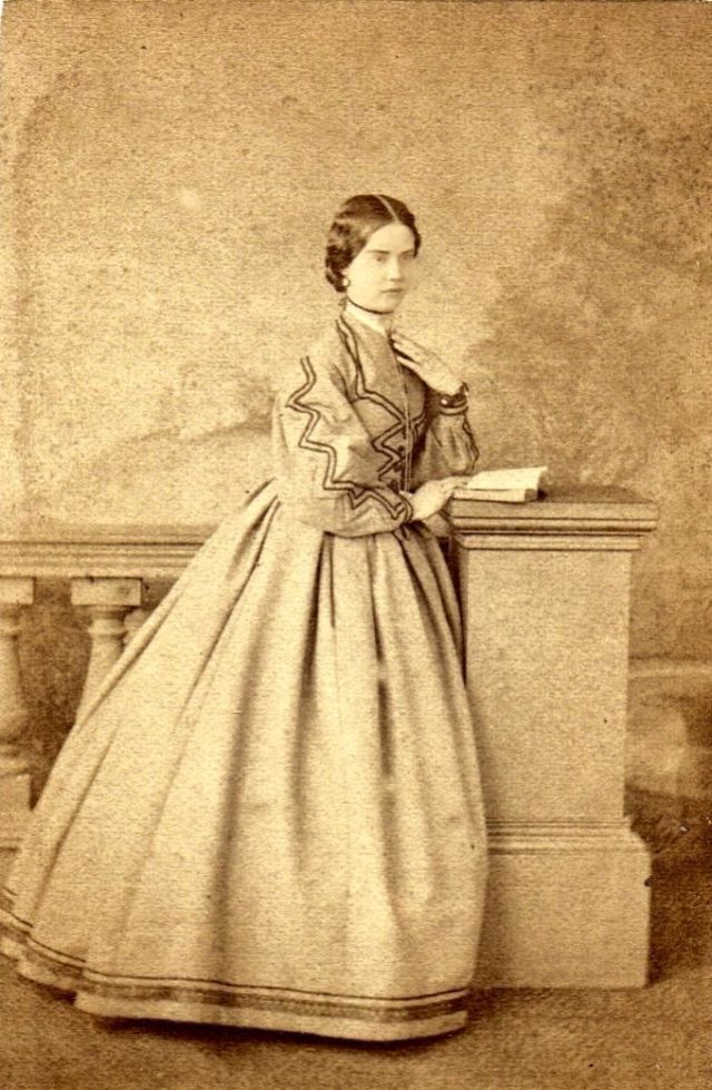 Капот платье. Кринолин 1860 года. Платья 1860-х годов. Платья девушек в 1860 годы. Женщины 1860-х Россия.