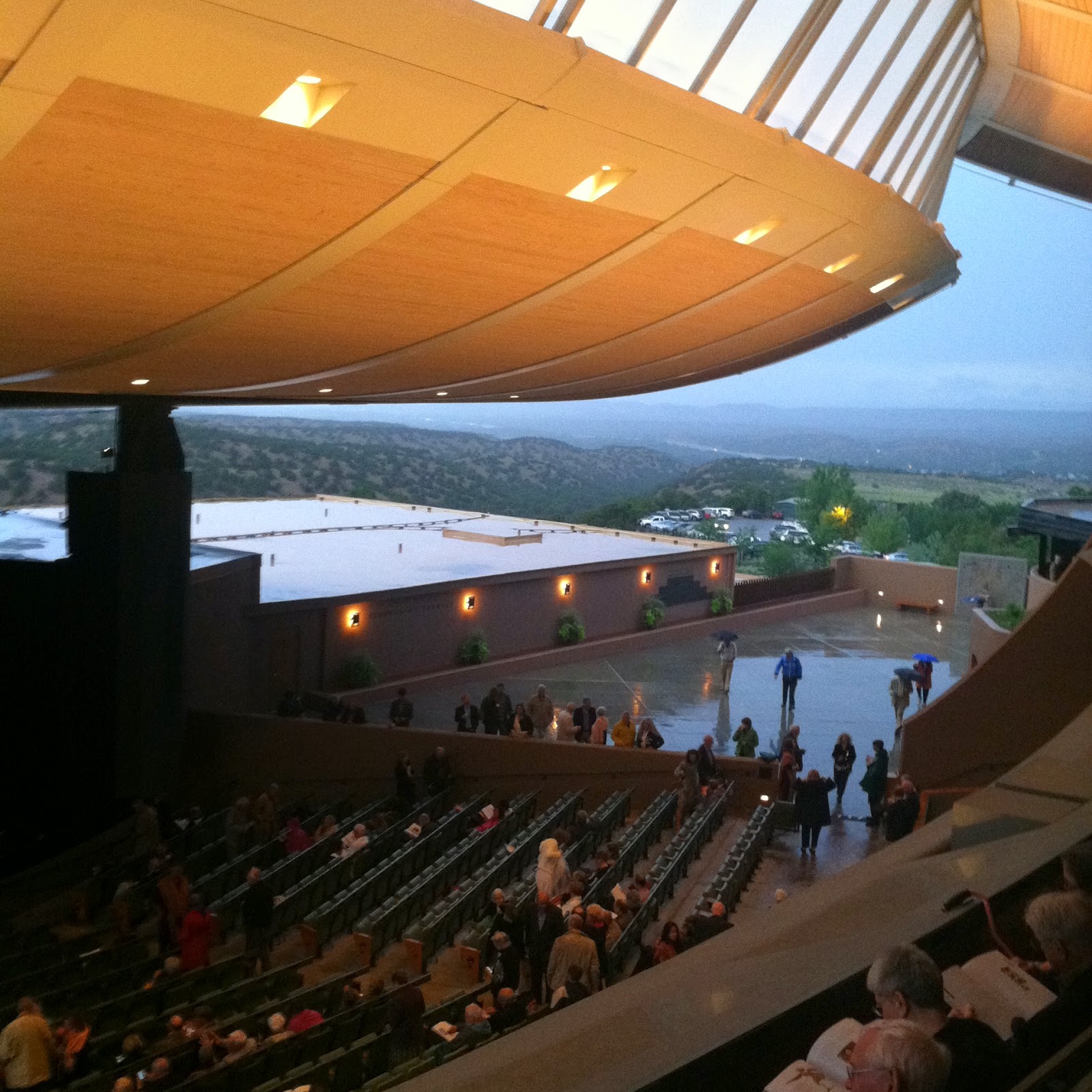 roamings-of-a-leo-santa-fe-opera-house