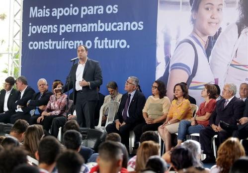 Programa consiste em beneficiar as mil melhores notas no Enem e no SSA (da UPE) com apoio financeiro mensal de R$ 950 e R$ 400 programa consiste em beneficiar as mil melhores notas no Enem e no SSA (da UPE) com apoio financeiro mensal de R$ 950 e R$ 400