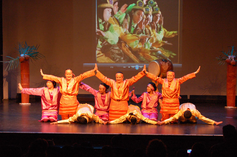 This is the Saman Dance, Dance from Aceh which is Worldwide This is the Saman Dance, Dance from Aceh which is Worldwide