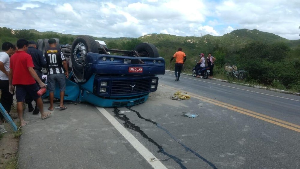 RN: Caminhoneiro morre em capotamento na BR-427 1 Motorista%2Bmorreu%2Bem%2Bcapotamento%2Bde%2Bcaminh%25C3%25A3o%2Bna%2BBR 427%252C%2Bno%2BRN%2B%25E2%2580%2594%2BFoto%2BRedes%2Bsociais