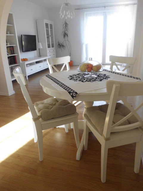 Metamorfoza salonu, biały salon, białe drewniane meble, witryna Hemnes Ikea, 