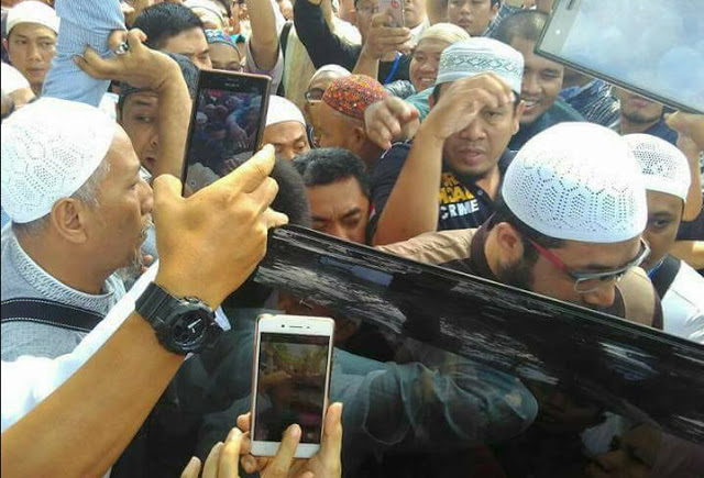 Terpaksa Dievakuasi Kepolisian, Pengajian KH Khalid Basalamah Dibubarkan Ormas Terpaksa Dievakuasi Kepolisian, Pengajian KH Khalid Basalamah Dibubarkan Ormas