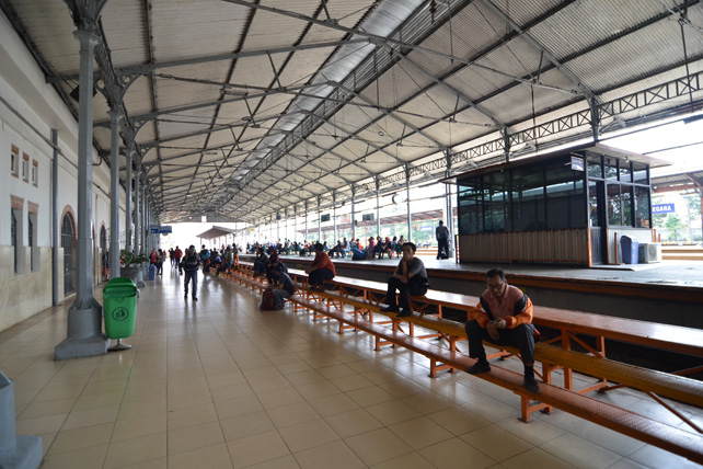 Stasiun Jatinegara - THE COLOUR OF INDONESIA