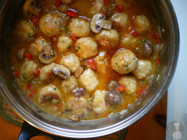 Albóndigas de pollo con salsa de coco al curry