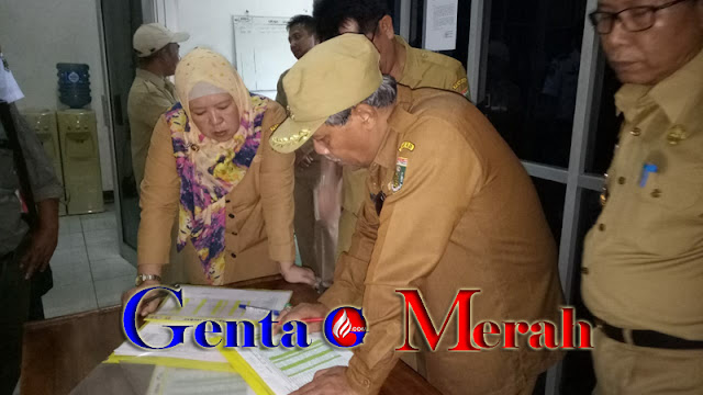 Honorer Numpuk Tercengang Menumpuk Honorer di DPRD, Plt Bupati Lamteng Ancam Pecat PNS Bolos