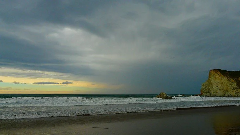 Surf en El Pasillo y el Peñón, playa de Atxabiribil, Sopelana