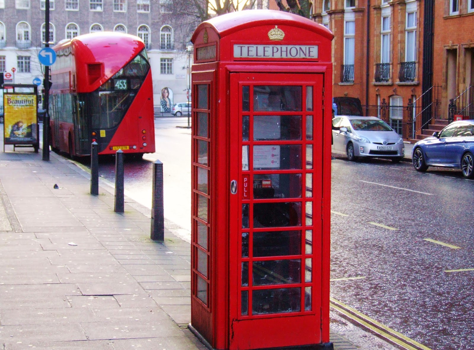 Londyńskie symbole: czerwona budka telefoniczna i piętrowy autobus.