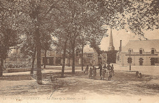 Aux abords de la Mairie - Cour-Cheverny