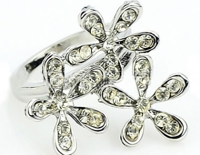 http://www.lucluc.com/accessories/rings/lucluc-silver-diamond-flower-hollow-ring.html?lucblogger1244