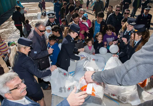 Η ΕΛ.ΑΣ μοίρασε τρόφιμα, δώρα και ...χαμόγελα στους πρόσφυγες της Ριτσώνας (ΦΩΤΟ & ΒΙΝΤΕΟ)