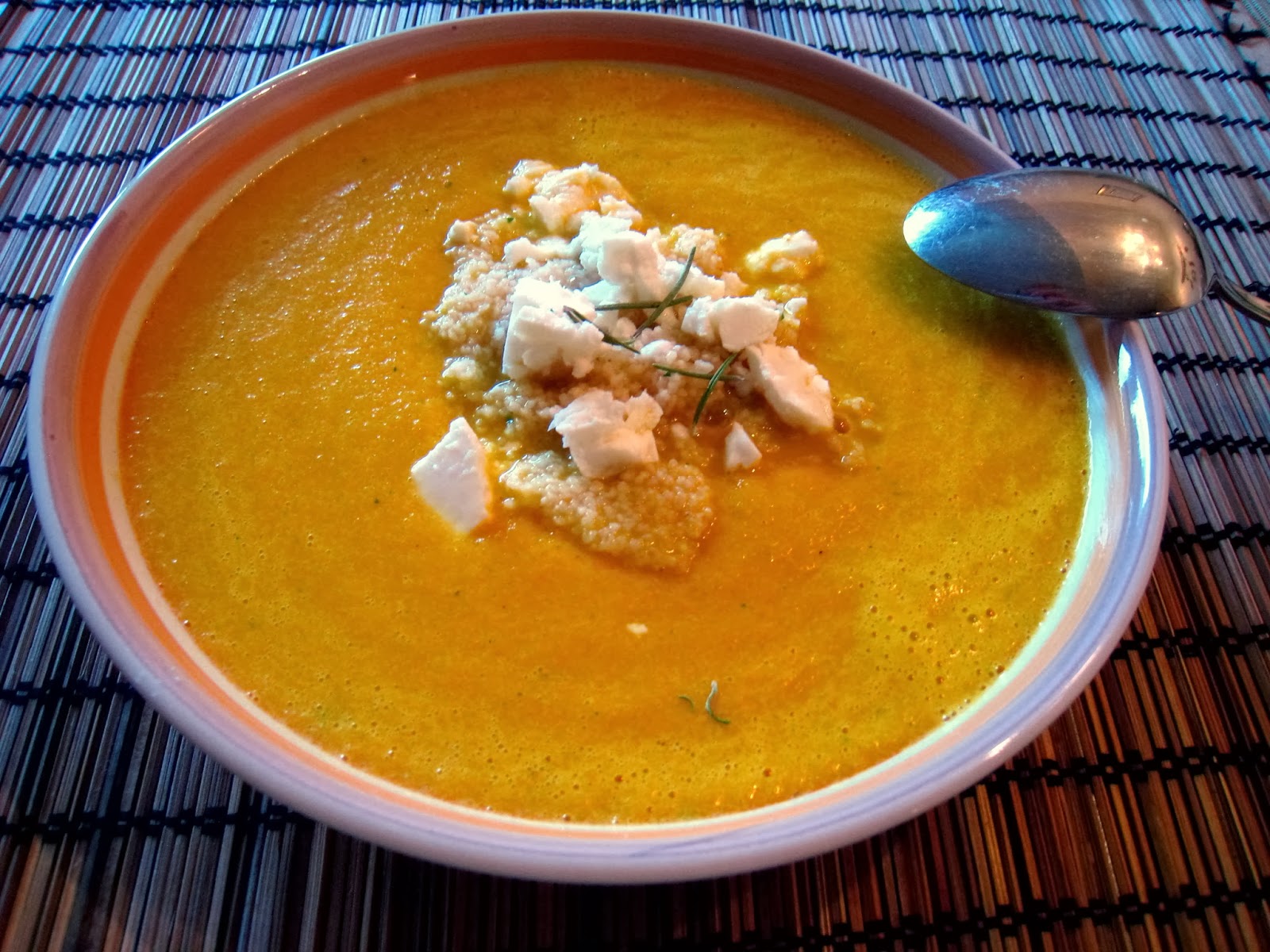 Nachgekocht: Karottensuppe mit Couscous-Feta Topping