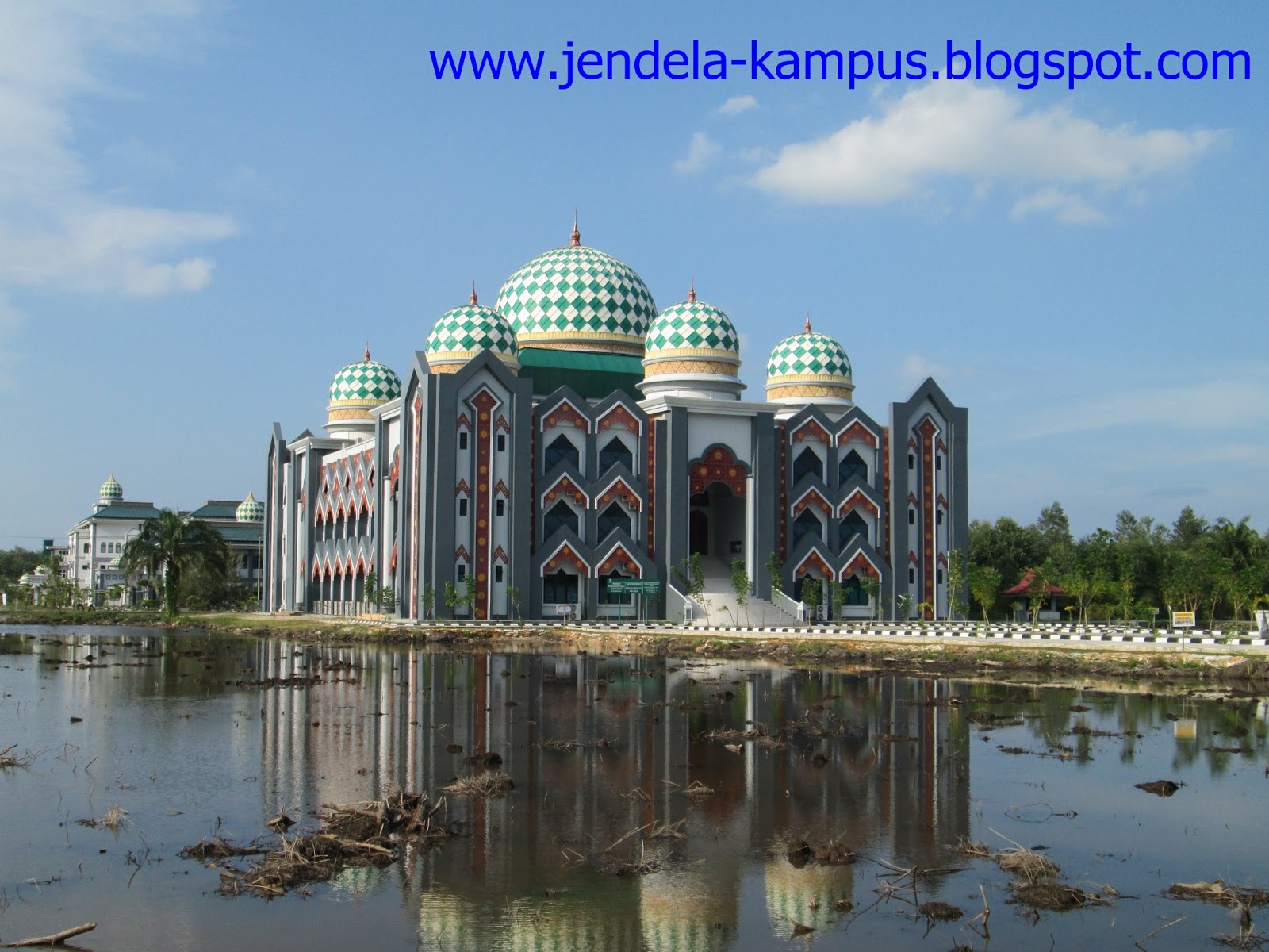FOTO: Islamic Center dan Rektorat UIN Suska Riau ~ JENDELA KAMPUS 