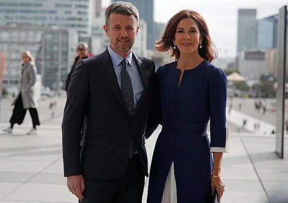 Crown Prince Frederik and Crown Princess Mary arrived in Paris. Crown Princess wore a blue dress and pearl earrings