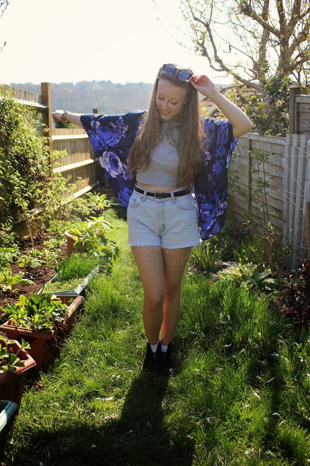 georgie-minter-brown-ootd-outfit-inspiration-blogger-fashion-kimono-new-look-clothes-style-top-topshop-shorts-levis-trainers-converse-sunglasses