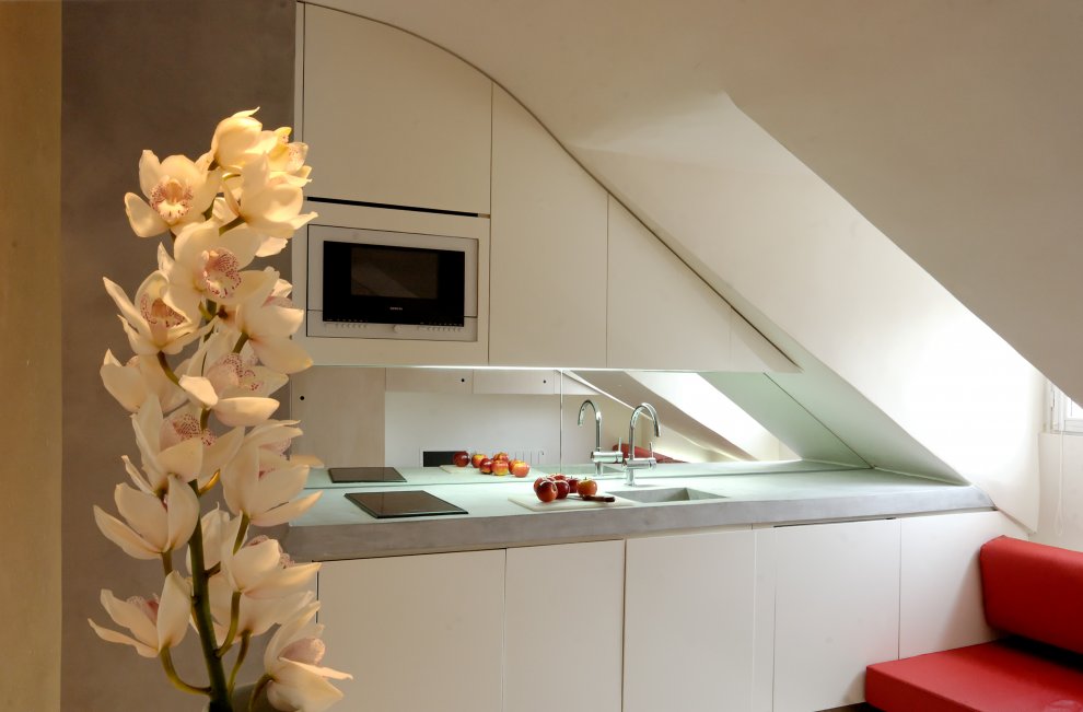 mobilya ve dekorasyon için farklı çözümler Çatı katı mobilya ve dekorasyon için farklı çözümler Çatı katı