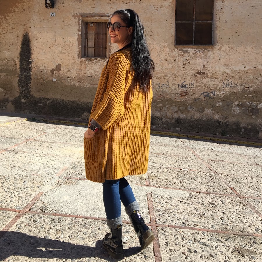 OUTFIT Maxi chaqueta de punto y botas militares de charol Dr. Martens