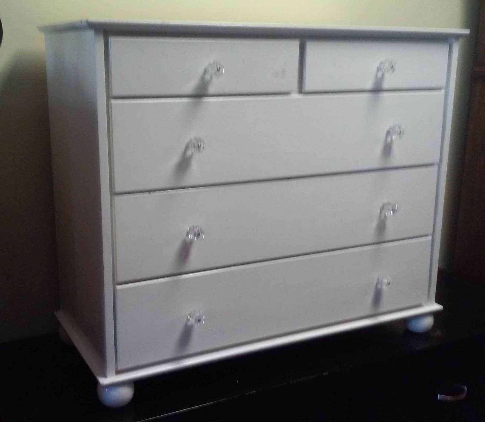 UHURU FURNITURE & COLLECTIBLES SOLD White 5 Drawer Dresser 90