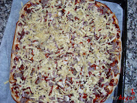 Pizza barbacoa con borde sorpresa-añadiendo orégano