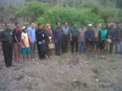 Tim Pelaksana program cetak sawah baru 1000 Hektar sedang berada di lokasi bersama warga Desa Pela, Kamis (20/8)