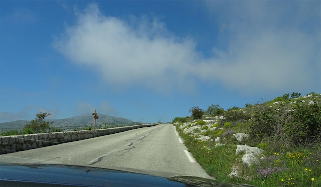  befestigte gerade Strasse zum Col de Vence, Nebel, blauer Himmel, Landschaft