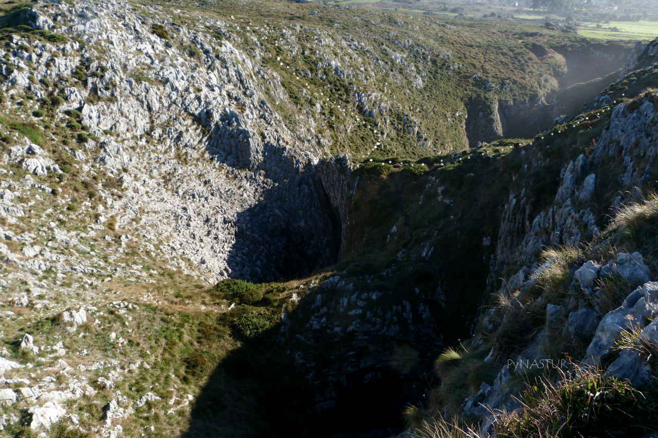 Pozo de Las Grallas en la zona de Los Bufones de Pría - Llanes Pozo de Las Grallas en la zona de Los Bufones de Pría - Llanes
