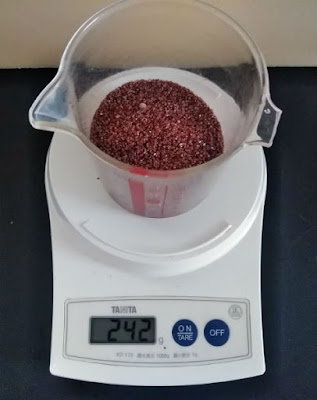 100mlのガーネットサンドの重さは242g