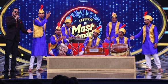 Mika Singh singing with Fimly Qawaal on India Ke Mast Kalandar stage