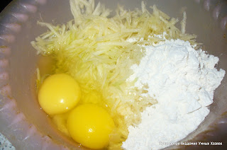 добавить яйца и муку к кабачку