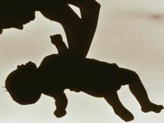 IBU TIKAM BANYINYA DENGAN GUNTING