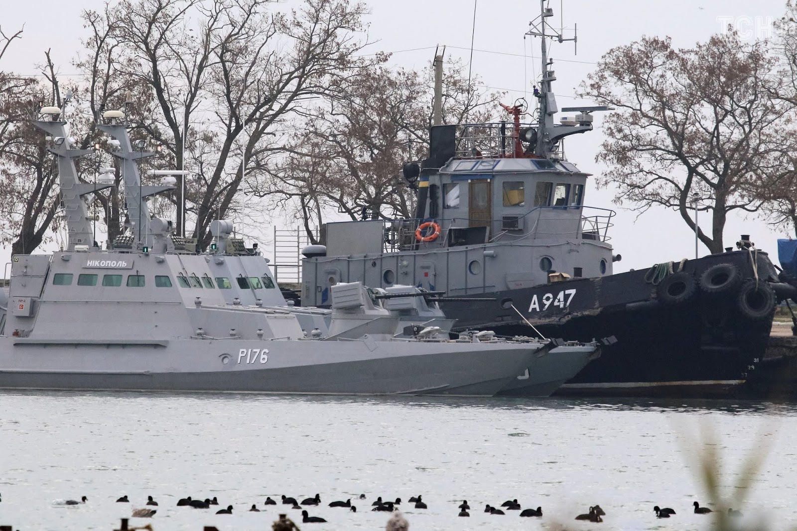 Фото захоплених українських кораблів у Керчі