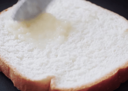 Хлеб с чесноком, сыром и сливочным соусом (6)