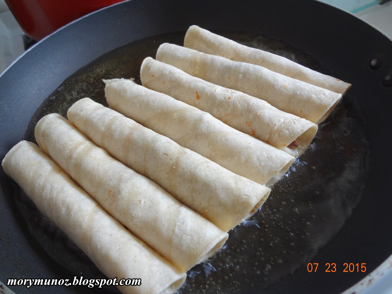 Recetas de cocina con Mory Flautas de carne deshebrada / tacos dorados