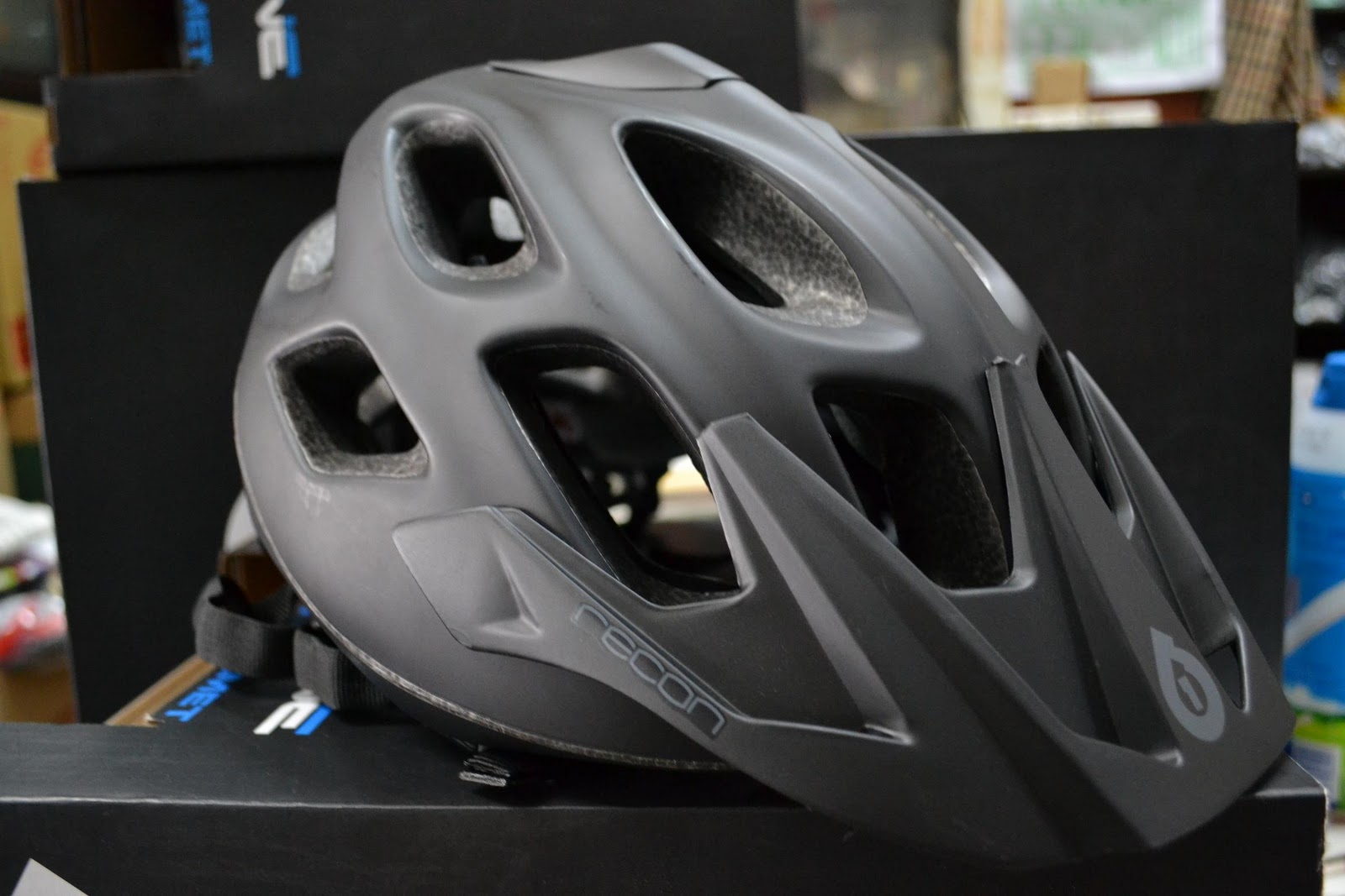 Sew Leong Cycle: Sixsixone Recon Stealth/Wired XC Helmet