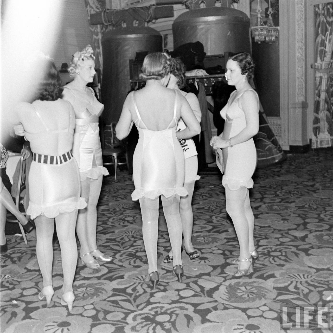 Candid Behind the Scenes Photos From a Lingerie Show in the 1940s ...