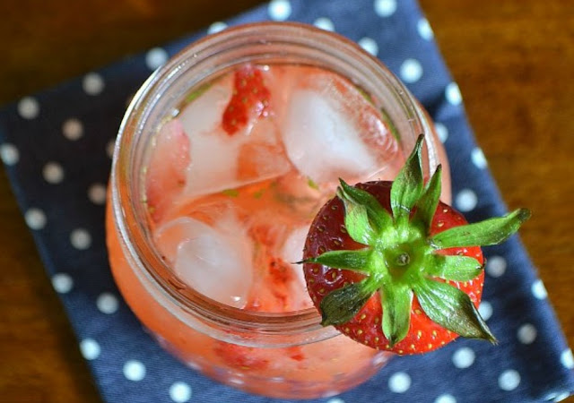 Strawberry Mint Gin and Tonic #summer #cocktails