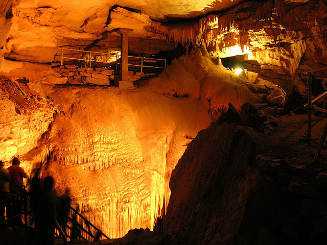 https://commons.wikimedia.org/wiki/File:Mammoth_Cave_National_Park_001.jpg